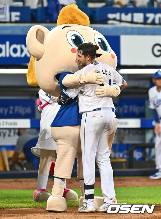 [OSEN=대구, 이석우 기자] 21일 대구삼성라이온즈파크에서 2024 신한 SOL 뱅크 KBO 리그 삼성 라이온즈와 롯데 자이언츠의 경기가 열렸다. 홈팀 삼성은 이승현이 방문팀 롯데는 반즈가 선발 출전했다. 삼성 라이온즈 카데나스가 9회말 무사 1루 좌월 끝내기 홈런을 치고 삼성 캐릭터와 포옹을 하고 있다. 2024.07.21 / foto0307@osen.co.kr