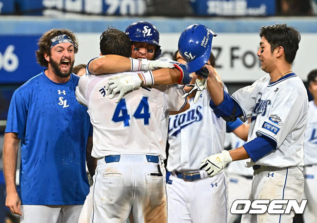 [OSEN=대구, 이석우 기자] 21일 대구삼성라이온즈파크에서 2024 신한 SOL 뱅크 KBO 리그 삼성 라이온즈와 롯데 자이언츠의 경기가 열렸다. 홈팀 삼성은 이승현이 방문팀 롯데는 반즈가 선발 출전했다. 삼성 라이온즈 카데나스가 9회말 무사 1루 좌월 끝내기 홈런을 치고 기뻐하고 있다. 2024.07.21 / foto0307@osen.co.kr