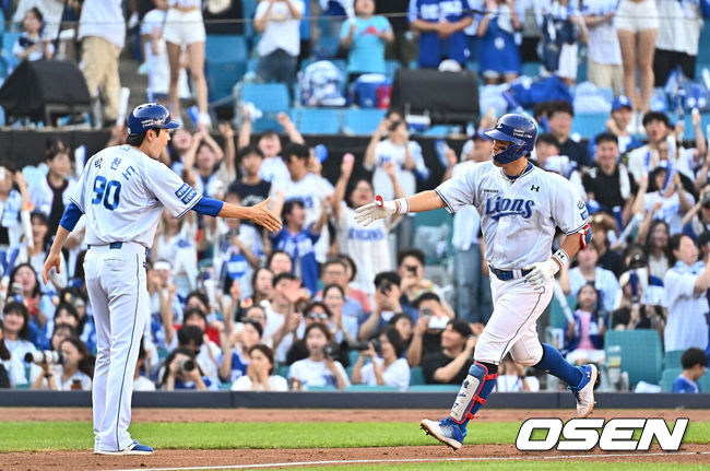 [OSEN=대구, 이석우 기자] 21일 대구삼성라이온즈파크에서 2024 신한 SOL 뱅크 KBO 리그 삼성 라이온즈와 롯데 자이언츠의 경기가 열렸다. 홈팀 삼성은 이승현이 방문팀 롯데는 반즈가 선발 출전했다. 삼성 라이온즈 강민호가 2회말 좌중월 솔로 홈런을 치고 하이파이브를 하고 있다. 2024.07.21 / foto0307@osen.co.kr