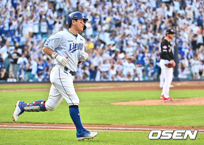 [OSEN=대구, 이석우 기자] 21일 대구삼성라이온즈파크에서 2024 신한 SOL 뱅크 KBO 리그 삼성 라이온즈와 롯데 자이언츠의 경기가 열렸다. 홈팀 삼성은 이승현이 방문팀 롯데는 반즈가 선발 출전했다. 삼성 라이온즈 강민호가 2회말 좌중월 솔로 홈런을 치고 그라운드를 돌고 있다. 2024.07.21 / foto0307@osen.co.kr