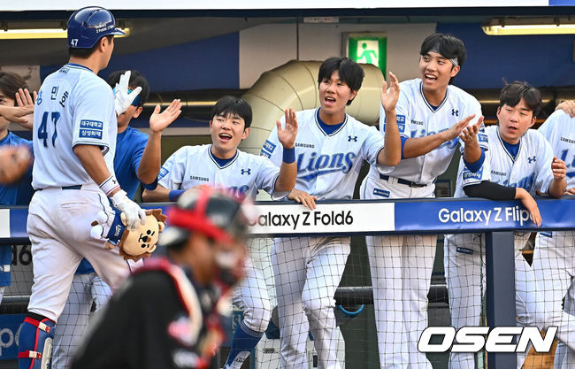 [OSEN=대구, 이석우 기자] 21일 대구삼성라이온즈파크에서 2024 신한 SOL 뱅크 KBO 리그 삼성 라이온즈와 롯데 자이언츠의 경기가 열렸다. 홈팀 삼성은 이승현이 방문팀 롯데는 반즈가 선발 출전했다. 삼성 라이온즈 강민호가 2회말 좌중월 솔로 홈런을 치고 하이파이브를 하고 있다. 2024.07.21 / foto0307@osen.co.kr