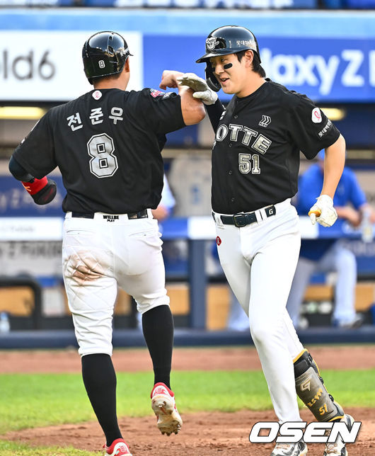 [OSEN=대구, 이석우 기자] 21일 대구삼성라이온즈파크에서 2024 신한 SOL 뱅크 KBO 리그 삼성 라이온즈와 롯데 자이언츠의 경기가 열렸다. 홈팀 삼성은 이승현이 방문팀 롯데는 반즈가 선발 출전했다. 롯데 자이언츠 나승엽이 4회초 무사 1루 우중월 2점 홈런을 치고 하이파이브를 하고 있다. 2024.07.21 / foto0307@osen.co.kr