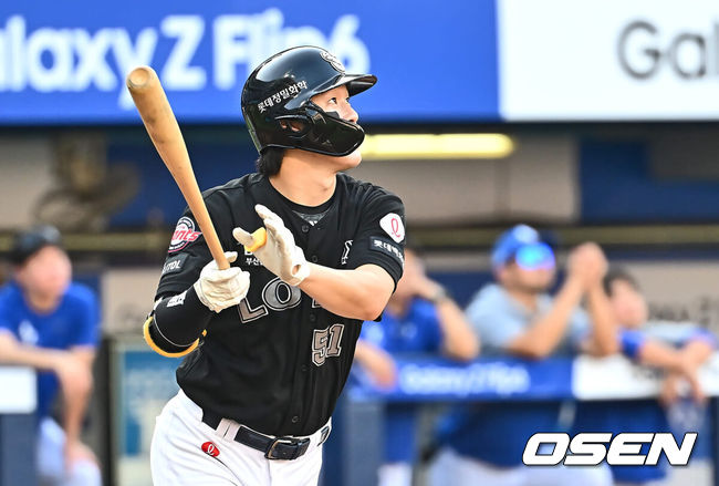 [OSEN=대구, 이석우 기자] 21일 대구삼성라이온즈파크에서 2024 신한 SOL 뱅크 KBO 리그 삼성 라이온즈와 롯데 자이언츠의 경기가 열렸다. 홈팀 삼성은 이승현이 방문팀 롯데는 반즈가 선발 출전했다. 롯데 자이언츠 나승엽이 4회초 무사 1루 우중월 2점 홈런을 치고 있다. 2024.07.21 / foto0307@osen.co.kr