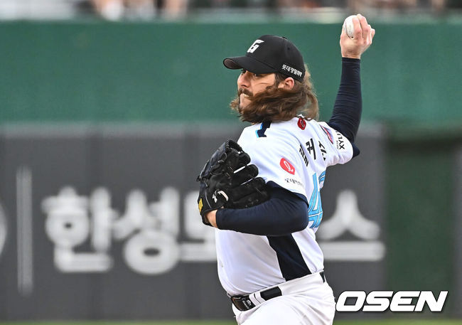 [OSEN=부산, 이석우 기자] 23일 부산 사직야구장에서 2024 신한 SOL 뱅크 KBO 리그 롯데 자이언츠와 LG 트윈스의 경기가 열렸다. 홈팀 롯데는 윌커슨이 선발 출전하고 LG 트윈스는 엔스가 선발 출전했다.롯데 자이언츠 선발 투수 윌커슨이 역투하고 있다. 2024.07.23 / foto0307@osen.co.kr