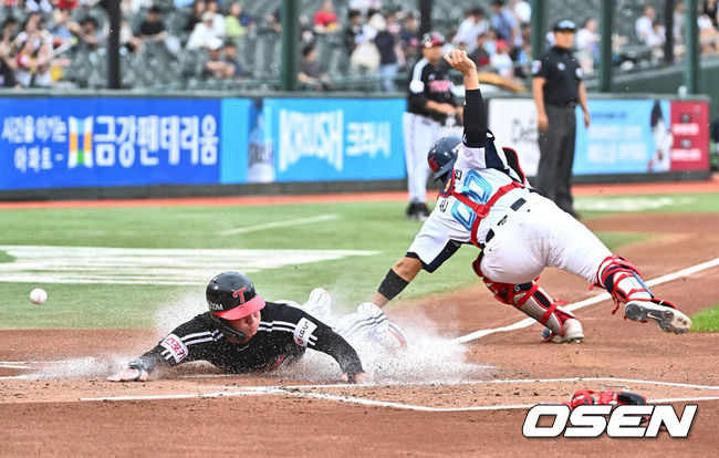 [OSEN=부산, 이석우 기자] 23일 부산 사직야구장에서 2024 신한 SOL 뱅크 KBO 리그 롯데 자이언츠와 LG 트윈스의 경기가 열렸다. 홈팀 롯데는 윌커슨이 선발 출전하고 LG 트윈스는 엔스가 선발 출전했다.LG 트윈스 오지환이 1회초 1사 만루 김현수의 중견수 희생플라이때 득점을 올리고 있다. 2024.07.23 / foto0307@osen.co.kr