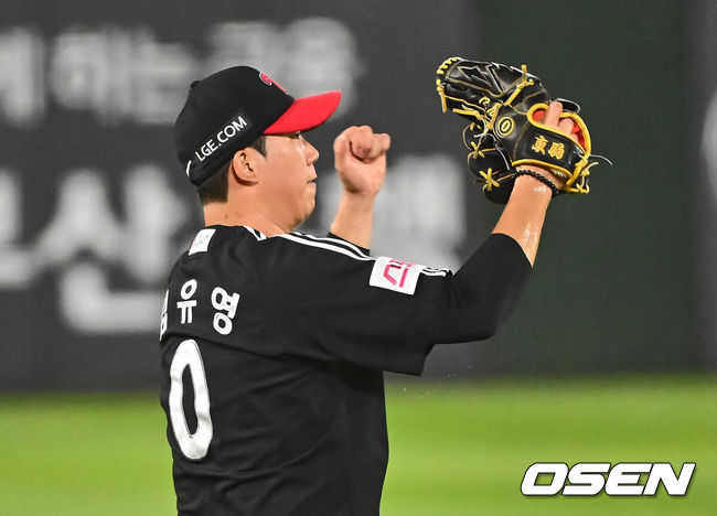 [OSEN=부산, 이석우 기자] 23일 부산 사직야구장에서 2024 신한 SOL 뱅크 KBO 리그 롯데 자이언츠와 LG 트윈스의 경기가 열렸다. 홈팀 롯데는 윌커슨이 선발 출전하고 LG 트윈스는 엔스가 선발 출전했다.LG 트윈스 김유영이 7회말 1사 1,3루 롯데 자이언츠 박승욱을 병살로 잡고 환호하고 있다. 2024.07.23 / foto0307@osen.co.kr