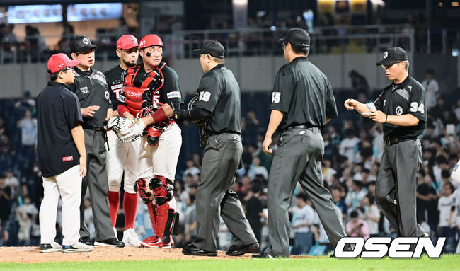 [OSEN=이석우 기자] 심판진이 KIA 통역이 감독의 지시로 마운드를 방문했기 때문에 코칭스태프가 방문한 횟수로 카운트한다고 전달하고 있다. 2023.07.26 / foto0307@osen.co.kr