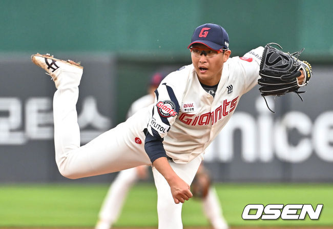 [OSEN=부산, 이석우 기자] 2일 부산 사직야구장에서 2024 신한 SOL 뱅크 KBO 리그 롯데 자이언츠와 NC 다이노스의 경기가 열렸다. 1승씩을 주고 받고 연패 탈출에 성공한 롯데와 NC는 위닝시리즈를 위해 각각 박세웅과 신민혁을 선발로 내세운다.롯데 자이언츠 선발 투수 박세웅이 역투하고 있다. 2024.06.02 / foto0307@osen.co.kr