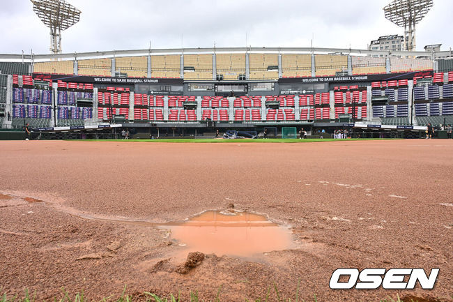 [OSEN=부산, 이석우 기자] 24일 부산 사직야구장에서 2024 신한 SOL 뱅크 KBO 리그 롯데 자이언츠와 LG 트윈스의 경기가 열릴 예정이었다. 홈팀 롯데는 박세웅이 선발 출전하고 LG 트윈스는 최원태가 선발 출전이 예고됐다.밤새 내린 많은 폭우로 내야 그라운드에 물 웅덩이가 만들어 질 정도의 그라운드 사정으로 경기가 취소됐다. 2024.07.24 / foto0307@osen.co.kr