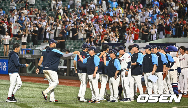 [OSEN=울산, 이석우 기자] 16일 울산 문수야구장에서 2024 신한 SOL 뱅크 KBO 리그 롯데 자이언츠와 두산 베어스의 경기가 열렸다. 홈팀 롯데는 반즈가 선발로 두산은 최원준이 선발로 나섰다.롯데 자이언츠 김태형 감독과 코치들이 두산 베어스에 4-0으로 승리한 후 선수들과 기쁨을 나누고 있다. 2024.07.16 / foto0307@osen.co.kr