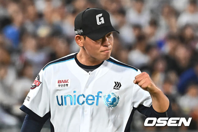 [OSEN=부산, 이석우 기자] 25일 부산 사직야구장에서 2024 신한 SOL 뱅크 KBO 리그 롯데 자이언츠와 LG 트윈스의 경기가 열렸다. 홈팀 롯데는 김진욱이 선발 출전하고 LG 트윈스는 최원태가 선발 출전했다.롯데 자이언츠 선발 투수 김진욱이 4회초 2사 1,2루 LG 트윈스 박해민을 삼진으로 잡고 주먹을 불끈 쥐고 있다. 2024.07.25 / foto0307@osen.co.kr