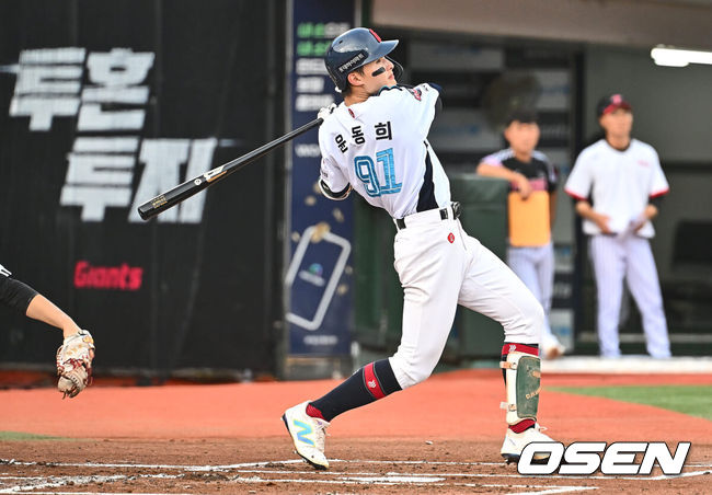 [OSEN=부산, 이석우 기자] 25일 부산 사직야구장에서 2024 신한 SOL 뱅크 KBO 리그 롯데 자이언츠와 LG 트윈스의 경기가 열렸다. 홈팀 롯데는 김진욱이 선발 출전하고 LG 트윈스는 최원태가 선발 출전했다.롯데 자이언츠 윤동희가 1회말 무사 2루 우익수 왼쪽 1타점 안타를 치고 있다. 2024.07.25 / foto0307@osen.co.kr