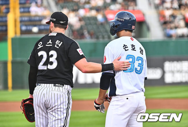 [OSEN=부산, 이석우 기자] 25일 부산 사직야구장에서 2024 신한 SOL 뱅크 KBO 리그 롯데 자이언츠와 LG 트윈스의 경기가 열렸다. 홈팀 롯데는 김진욱이 선발 출전하고 LG 트윈스는 최원태가 선발 출전했다.LG 트윈스 오스틴이 1회말 1사 1,2루 최원태의 헤드샷을 맞은 롯데 자이언츠 손호영을 위로하고 있다. 2024.07.25 / foto0307@osen.co.kr