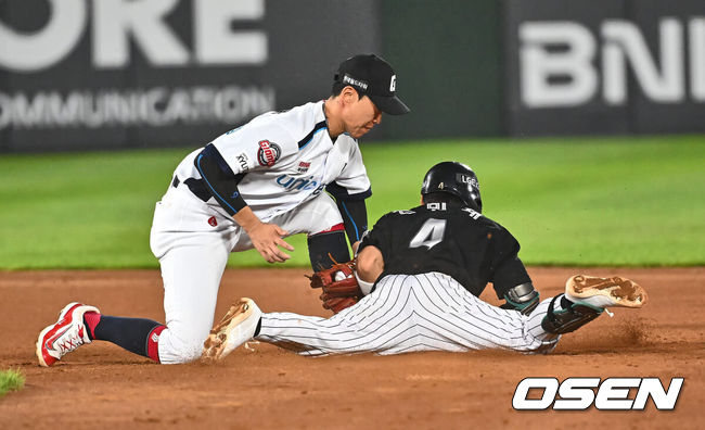 [OSEN=부산, 이석우 기자] 25일 부산 사직야구장에서 2024 신한 SOL 뱅크 KBO 리그 롯데 자이언츠와 LG 트윈스의 경기가 열렸다. 홈팀 롯데는 김진욱이 선발 출전하고 LG 트윈스는 최원태가 선발 출전했다.LG 트윈스 신민재가 8회초 1사 2루 중견수 앞 1타점 안타를 치고 공이 홈으로 향하는 사이 2루 도루를 시도했으나 아웃되고 있다. 2024.07.25 / foto0307@osen.co.kr