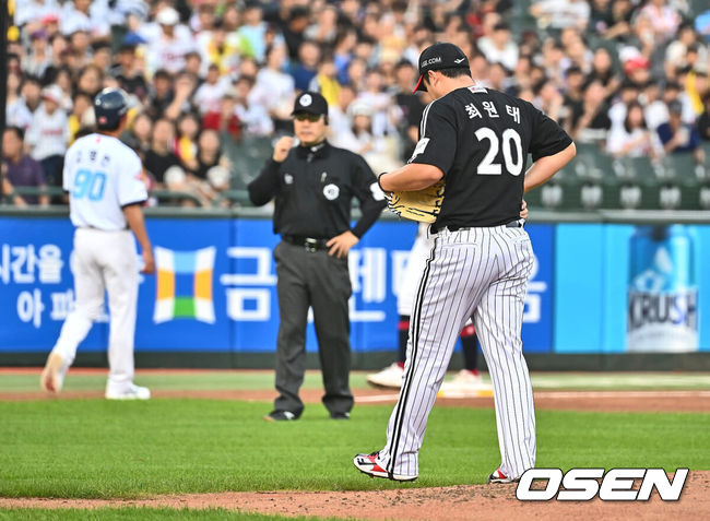 [OSEN=부산, 이석우 기자] 25일 부산 사직야구장에서 2024 신한 SOL 뱅크 KBO 리그 롯데 자이언츠와 LG 트윈스의 경기가 열렸다. 홈팀 롯데는 김진욱이 선발 출전하고 LG 트윈스는 최원태가 선발 출전했다.LG 트윈스 최원태가 1회말 1사 1,2루 롯데 자이언츠 손호영에게 헤드샷을 던지고 퇴장당하고 있다. 2024.07.25 / foto0307@osen.co.kr