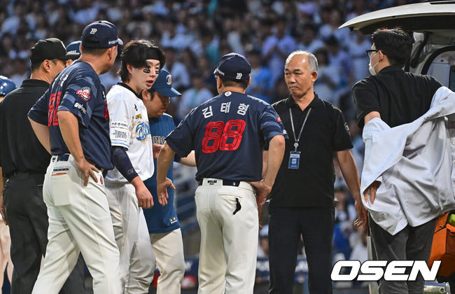 [OSEN=창원, 이석우 기자] 26일 창원NC파크에서 2024 신한 SOL 뱅크 KBO 리그 NC 다이노스와 롯데 자이언츠의 경기가 열렸다. 홈팀 NC는 이재학이 방문팀 롯데는 박세웅이 선발 출전했다. NC 다이노스 박건우가 3회말 1사 롯데 자이언츠 박세웅의 투구에 손을 맞고 쓰러졌다 일어나 구급차에 타고 있다. 2024.07.26 / foto0307@osen.co.kr