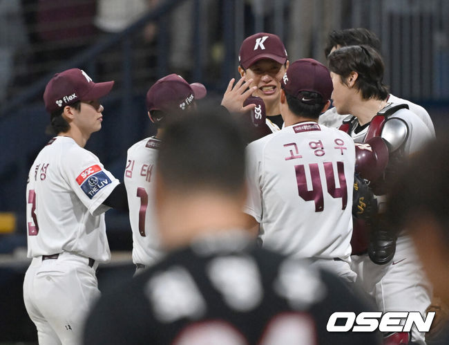 [OSEN=고척, 김성락 기자] 프로야구 키움 히어로즈가 역전승을 거두고 2연승을 질주했다. 키움은 26일 서울 고척스카이돔에서 열린 ‘2024 신한은행 SOL Bank KBO리그’ KIA 타이거즈와의 경기에서 5-4로 승리했다. 승리가 확정된 순간 키움 주승우, 김재현이 기쁨을 나누고 있다. 2024.07.26 / ksl0919@osen.co.kr