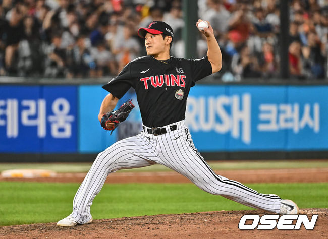 [OSEN=부산, 이석우 기자] 25일 부산 사직야구장에서 2024 신한 SOL 뱅크 KBO 리그 롯데 자이언츠와 LG 트윈스의 경기가 열렸다. LG 트윈스 임준형이 역투하고 있다. 2024.07.25 / foto0307@osen.co.kr