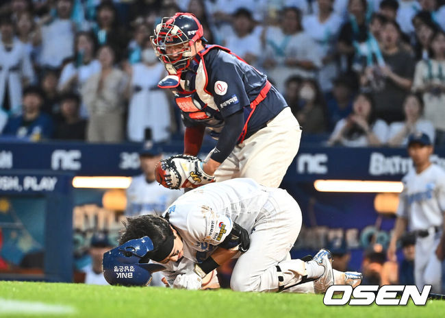 [OSEN=창원, 이석우 기자] NC 박건우가 3회말 1사 롯데 박세웅의 투구에 손을 맞고 쓰러지고 있다. 2024.07.26 / foto0307@osen.co.kr