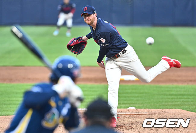 [OSEN=창원, 이석우 기자] 27일 창원NC파크에서 2024 신한 SOL 뱅크 KBO 리그 NC 다이노스와 롯데 자이언츠의 경기가 열렸다. 롯데 자이언츠 선발투수 반즈가 역투하고 있다. 2024.07.27 / foto0307@osen.co.kr