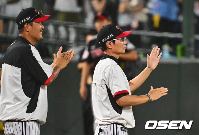 [OSEN=부산, 이석우 기자] 23일 부산 사직야구장에서 2024 신한 SOL 뱅크 KBO 리그 롯데 자이언츠와 LG 트윈스의 경기가 열렸다. 홈팀 롯데는 윌커슨이 선발 출전하고 LG 트윈스는 엔스가 선발 출전했다. LG 트윈스 염경엽 감독이 롯데 자이언츠에 2-1로 승리한 후 기쁨을 나누고 있다. 2024.07.23 / foto0307@osen.co.kr