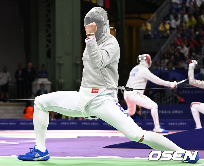 [OSEN=파리(프랑스), 최규한 기자] 27일(한국시간) 프랑스 파리 그랑 팔레에서 ‘2024 파리올림픽’ 펜싱 남자 사브르 32강전 경기가 열렸다.이날 열리는 경기는 에페 여자 개인전과 사브르 남자 개인전이다. 여자 에페 개인전에서는 송세라, 강영미, 이혜인이 출격한다. 남자 사브르 개인전에는 오상욱, 박상원, 구본길이 나선다. 에페와 사브르 개인전은 하루만에 32강부터 16강, 8강, 4강, 결승이 모두 진행된다.펜싱 오상욱이 32강전을 따낸 뒤 기뻐하고 있다. 2024.07.27 / dreamer@osen.co.kr