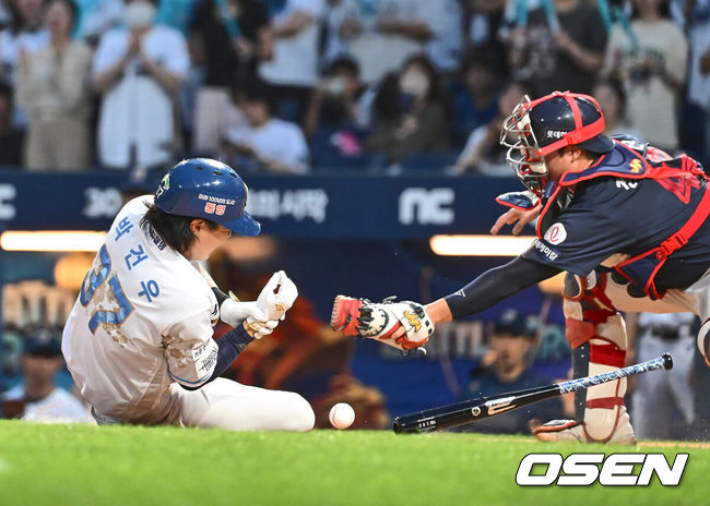 [OSEN=창원, 이석우 기자] 26일 창원NC파크에서 2024 신한 SOL 뱅크 KBO 리그 NC 다이노스와 롯데 자이언츠의 경기가 열렸다. 홈팀 NC는 이재학이 방문팀 롯데는 박세웅이 선발 출전했다. NC 다이노스 박건우가 3회말 1사 롯데 자이언츠 박세웅의 투구에 손을 맞고 쓰러지고 있다. 2024.07.26 / foto0307@osen.co.kr