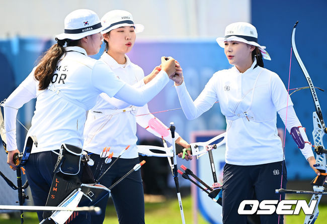 [OSEN=파리(프랑스), 최규한 기자] 28일 (한국시간) 프랑스 파리 앵발리드에서 ‘2024 파리올림픽’ 양궁 여자 리커브 단체 한국과 대만의 경기가 열렸다.<br /><br />임시현(21·한국체대)-남수현(19·순천시청)-전훈영(30·인천시청)으로 구성된 한국 여자 양궁대표팀은 역사적인 올림픽 단체전 10연패를 노린다.<br /><br />임시현-남수현-전훈영이 주먹을 맞대고 있다. 2024.07.28 / dreamer@osen.co.kr<br />