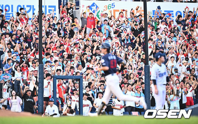 [OSEN=창원, 이석우 기자] 28일 창원NC파크에서 2024 신한 SOL 뱅크 KBO 리그 NC 다이노스와 롯데 자이언츠의 경기가 열렸다. 홈팀 NC는 최성영이 방문팀 롯데는 윌커슨이 선발 출전했다. 롯데 자이언츠 팬들이 5회초 1사 나승엽의 우중월 솔로 홈런에 환호하고 있다. 2024.07.28 / foto0307@osen.co.kr