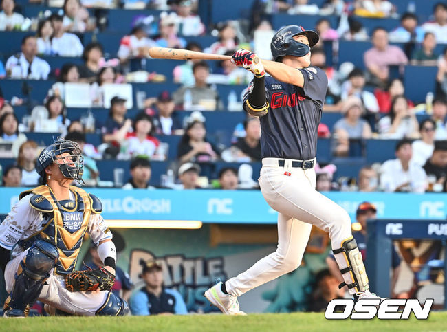 [OSEN=창원, 이석우 기자] 28일 창원NC파크에서 2024 신한 SOL 뱅크 KBO 리그 NC 다이노스와 롯데 자이언츠의 경기가 열렸다. 홈팀 NC는 최성영이 방문팀 롯데는 윌커슨이 선발 출전했다. 롯데 자이언츠 나승엽이 5회초 1사 우중월 솔로 홈런을 치고 있다. 2024.07.28 / foto0307@osen.co.kr