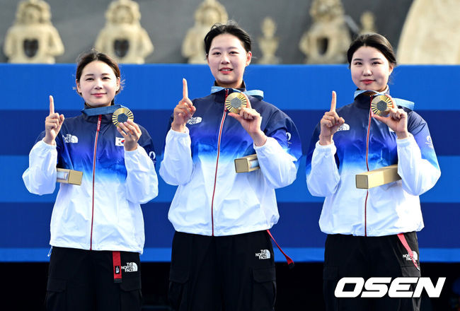 [OSEN=파리(프랑스), 최규한 기자] 한국 여자 양궁이 올림픽 10연패 대기록을 쐈다.임시현(한국체대), 남수현(순천시청), 전훈영(인천시청)으로 구성된 한국 양궁 대표팀은 프랑스 파리 앵발리드에서 열린 ‘2024 파리올림픽’ 양궁 여자 리커브 단체전 결승서 중국(안치쉬안, 리지아만, 양사오레이) 상대로 5-4(56-53, 55-54, 51-54, 53-55, )로 승리하면서 대회 10연패를 달성했다.금메달을 거머쥔 한국 임시현, 남수현, 전훈영이 시상대에서 올림픽 10연패 세리머니를 펼치고 있다. 2024.07.29 / dreamer@osen.co.kr