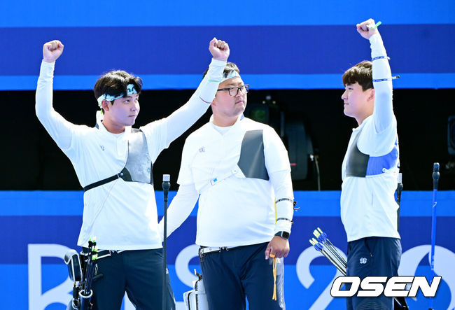 [OSEN=파리(프랑스), 최규한 기자] 29일(한국시간) 프랑스 파리 앵발리드에서  ‘2024 파리올림픽’ 양궁 리커브 남자 단체 8강 한국과 일본의 경기가 열렸다.남자 양궁은 2016 리우와 2020 도쿄에서 잇달아 단체전 금메달을 차지해 세계 최강의 자리에 복귀했다. 김우진(청주시청), 이우석(코오롱), 김제덕(예천군청)으로 이뤄진 한국 대표팀은 이번에 차지하면 다시 3연패를 기록하게 된다.승리한 한국 김제덕, 이우석, 김우진이 기뻐하고 있다. 2024.07.29 / dreamer@osen.co.kr