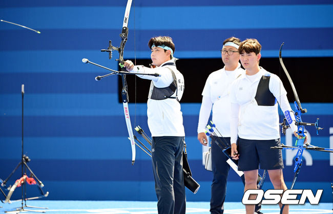 [OSEN=파리(프랑스), 최규한 기자] 29일(한국시간) 프랑스 파리 앵발리드에서  ‘2024 파리올림픽’ 양궁 리커브 남자 단체 8강 한국과 일본의 경기가 열렸다.남자 양궁은 2016 리우와 2020 도쿄에서 잇달아 단체전 금메달을 차지해 세계 최강의 자리에 복귀했다. 김우진(청주시청), 이우석(코오롱), 김제덕(예천군청)으로 이뤄진 한국 대표팀은 이번에 차지하면 다시 3연패를 기록하게 된다.남자 양궁 이우석이 화살을 쏘고 있다. 2024.07.29 / dreamer@osen.co.kr