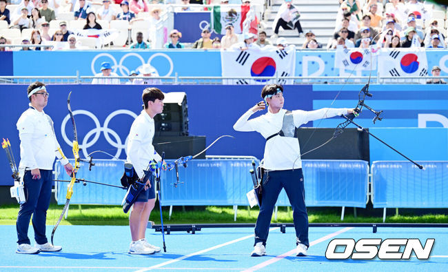 [OSEN=파리(프랑스), 최규한 기자] 29일(한국시간) 프랑스 파리 앵발리드에서  ‘2024 파리올림픽’ 양궁 리커브 남자 단체 4강 한국과 중국의 경기가 열렸다.남자 양궁은 2016 리우와 2020 도쿄에서 잇달아 단체전 금메달을 차지해 세계 최강의 자리에 복귀했다. 김우진(청주시청), 이우석(코오롱), 김제덕(예천군청)으로 이뤄진 한국 대표팀은 이번에 차지하면 다시 3연패를 기록하게 된다.한국 이우석이 화살을 쏘고 있다. / dreamer@osen.co.kr