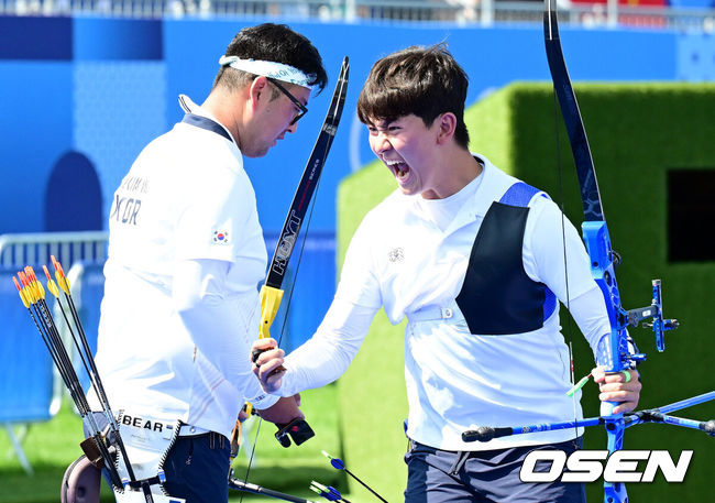 [OSEN=파리(프랑스), 최규한 기자] 29일(한국시간) 프랑스 파리 앵발리드에서  ‘2024 파리올림픽’ 양궁 리커브 남자 단체 4강 한국과 중국의 경기가 열렸다.남자 양궁은 2016 리우와 2020 도쿄에서 잇달아 단체전 금메달을 차지해 세계 최강의 자리에 복귀했다. 김우진(청주시청), 이우석(코오롱), 김제덕(예천군청)으로 이뤄진 한국 대표팀은 이번에 차지하면 다시 3연패를 기록하게 된다.한국 김제덕이 10점을 쏘고 환호하고 하고 있다. / dreamer@osen.co.kr