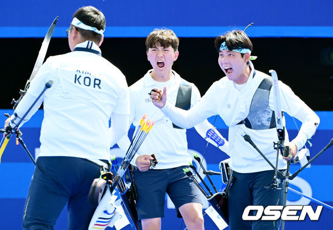 [OSEN=파리(프랑스), 최규한 기자] 29일(한국시간) 프랑스 파리 앵발리드에서  ‘2024 파리올림픽’ 양궁 리커브 남자 단체 8강 한국과 일본의 경기가 열렸다.남자 양궁은 2016 리우와 2020 도쿄에서 잇달아 단체전 금메달을 차지해 세계 최강의 자리에 복귀했다. 김우진(청주시청), 이우석(코오롱), 김제덕(예천군청)으로 이뤄진 한국 대표팀은 이번에 차지하면 다시 3연패를 기록하게 된다.한국 김제덕, 이우석, 김우진이 준결승 진출에 기뻐하고 있다. 2024.07.29 / dreamer@osen.co.kr