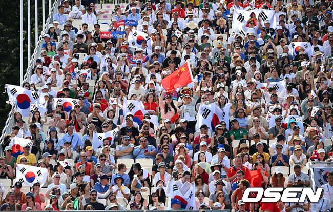 [OSEN=파리(프랑스), 최규한 기자] 한국 여자 양궁이 올림픽 10연패 대기록을 쐈다.<br /><br />임시현(한국체대), 남수현(순천시청), 전훈영(인천시청)으로 구성된 한국 양궁 대표팀은 프랑스 파리 앵발리드에서 열린 ‘2024 파리올림픽’ 양궁 여자 리커브 단체전 결승서 중국(안치쉬안, 리지아만, 양사오레이) 상대로 5-4(56-53, 55-54, 51-54, 53-55, 29-27)로 승리하면서 대회 10연패를 달성했다.<br /><br />한국과 중국 응원단이 응원을 펼치고 있다. 2024.07.29 / dreamer@osen.co.kr<br />