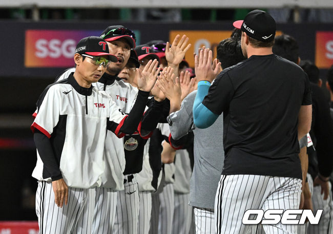 [OSEN=인천, 이대선 기자] 프로야구 LG는 28일 인천 SSG랜더스필드에서 열린 2024 KBO리그 SSG와 경기에서 7-5로 승리했다. 경기 종료 후 LG 염경엽 감독이 엔스와 승리의 기쁨을 나누고 있다. 2024.05.28 /sunday@osen.co.kr