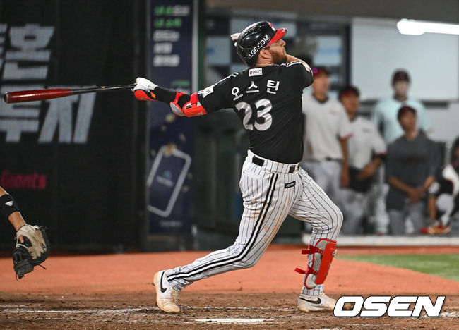 [OSEN=부산, 이석우 기자] 25일 부산 사직야구장에서 2024 신한 SOL 뱅크 KBO 리그 롯데 자이언츠와 LG 트윈스의 경기가 열렸다. 홈팀 롯데는 김진욱이 선발 출전하고 LG 트윈스는 최원태가 선발 출전했다.LG 트윈스 오스틴이 5회초 2사 2,3루 좌월 3점홈런을 치고 있다. 2024.07.25 / foto0307@osen.co.kr