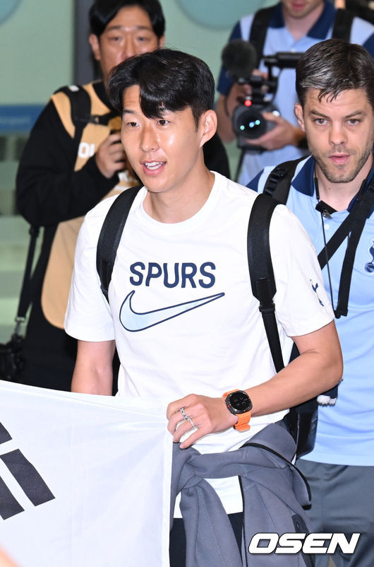 [OSEN=인천공항, 김성락 기자] 잉글리시 프리미어리그(EPL) 토트넘 홋스퍼가 한국에서 진행되는 프리시즌 투어를 위해 28일 오후 인천공항을 통해 입국했다.토트넘은 31일 팀 K리그와 서울월드컵경기장에서 쿠팡플레이 시리즈 1차전 경기를 펼친다. 이어 3일에는 바이에른 뮌헨(독일)과 2차전을 펼친다.토트넘 손흥민이 태극기와 함께 입국장을 나서고 있다. 2023.07.28 / ksl0919@osen.co.kr