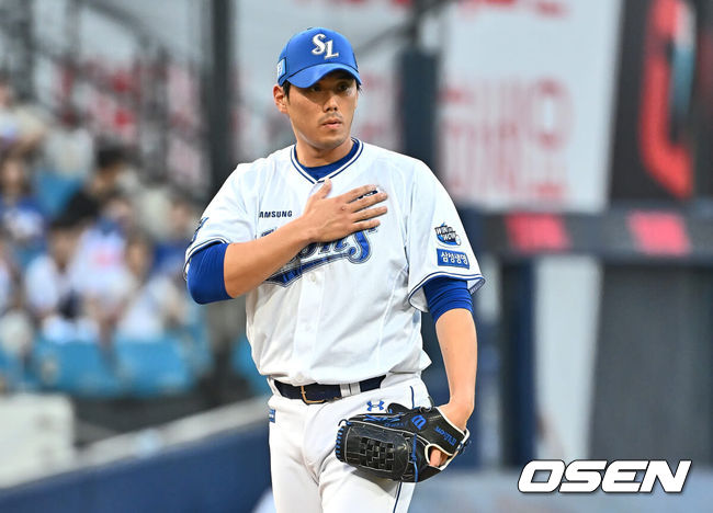 [OSEN=대구, 이석우 기자] 21일 대구삼성라이온즈파크에서 2024 신한 SOL 뱅크 KBO 리그 삼성 라이온즈와 롯데 자이언츠의 경기가 열렸다. 삼성 투수 김재윤이 7회초 2사 2루 자신의 투구에 맞은 롯데 자이언츠 나승엽에게 사과하고 있다. 2024.07.21 / foto0307@osen.co.kr