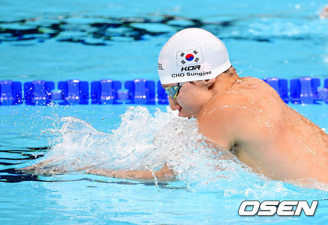 [OSEN=파리(프랑스), 최규한 기자] 30일(한국시간) 프랑스 파리 라 데팡스 아레나에서 ‘2024 파리올림픽’ 수영 평영 남자 200m 예선이 열렸다.이날 경기에 나선 한국 조성재는 전체 1위의 기록으로 준결선에 진출했다.조성재가 역영을 펼치고 있다. 2024.07.30 / dreamer@osen.co.kr