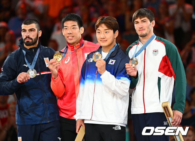 [OSEN=파리(프랑스), 최규한 기자] 30일(한국시각) 프랑스 파리 샹드마르스 아레나에서 ‘2024 파리올림픽’ 남자 유도 81kg 한국 이준환과 벨기에 마티아스 카세의 동메달결정전이 열렸다.<br /><br />이날 경기에서 이준환은 세계랭킹 1위 마티아스 카세를 절반승으로 제치고 동메달을 획득했다.<br /><br />동메달을 거머쥔 이준환이 메달 수상자들과 함께 포즈를 취하고 있다. 2024.07.30 / dreamer@osen.co.kr