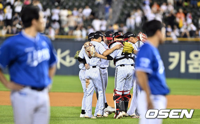 [OSEN=잠실, 조은정 기자]프로야구 LG 트윈스가 삼성 라이온즈를 꺾고 전날 패배를 설욕했다. LG는 31일 서울 잠실구장에서 열린 2024 KBO리그 삼성과의 경기에서 장단 17안타를 터뜨리며 11-5로 승리했다. LG는 올 시즌 팀 6번째 선발 전원 안타를 기록했다. LG가 승리를 기뻐하고 있다. 2024.07.31 /cej@osen.co.kr