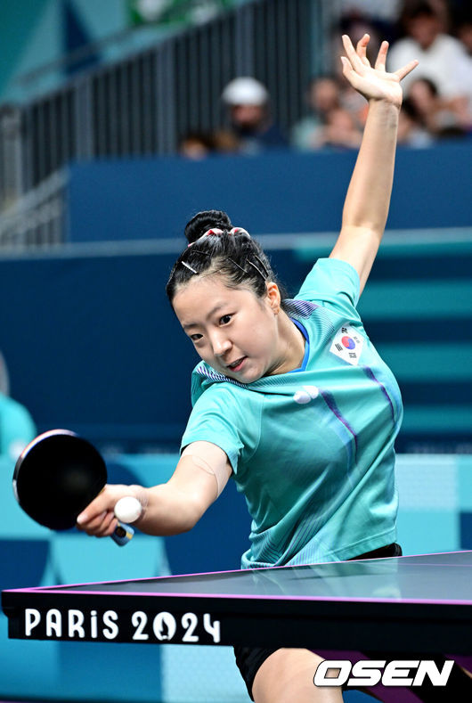 [OSEN=파리(프랑스), 최규한 기자] 31일 (한국시간) 프랑스 파리 사우스 파리 아레나 4에서 ‘2024 파리올림픽’ 탁구 여자 단식 32강 한국 신유빈과 헝가리 조지나 포타의 경기가 열렸다.한국 신유빈은 세트스코어 4-1로 승리하며 16강에 안착했다.한국 신유빈이 경기를 펼치고 있다. 2024.07.31 / dreamer@osen.co.kr