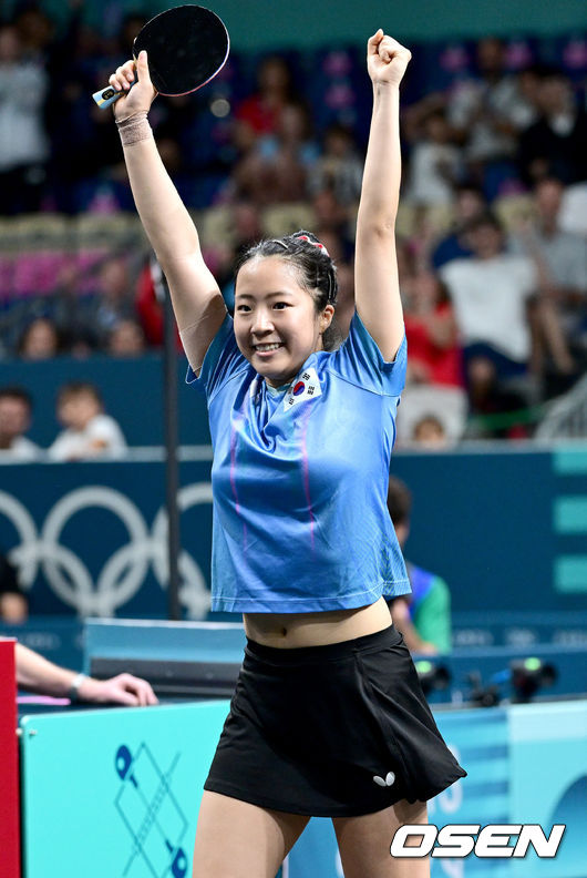 [OSEN=파리(프랑스), 최규한 기자] 1일 (한국시간) 프랑스 파리 사우스 파리 아레나 4에서 ‘2024 파리올림픽’ 탁구 여자 단식 8강 한국 신유빈과 일본 히라노 미우의 경기가 열렸다. 신유빈은 히라노를 상대로 7게임까지 가는 접전 끝에 4-3으로 이겼다. 신유빈은 3게임까지 가져오며 상승세를 이어갔다. 하지만 히라노의 기세도 만만치 않았다. 4게임부터 3게임 연속 상대를 압도했다. 7게임 들어 손에 땀을 쥐게 하는 접전 끝에 마지막에 웃었다. 신유빈이 7게임에서 득점에 환호하고 있다. 2024.08.01 / dreamer@osen.co.kr