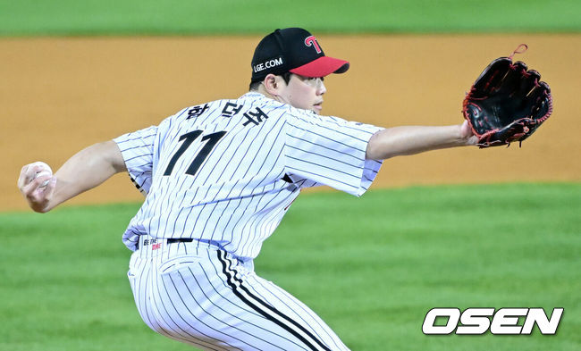 [OSEN=잠실, 최규한 기자] 13일 서울 잠실야구장에서 ‘2023 신한은행 SOL KBO 포스트시즌 한국시리즈’ 5차전 LG 트윈스와 KT 위즈의 경기가 열렸다. 7회초 2사 1루 상황 마운드에 오른 LG 투수 함덕주가 힘차게 공을 뿌리고 있다. 2023.11.13 / dreamer@osen.co.kr