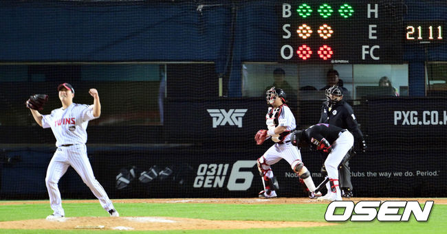 [OSEN=잠실, 조은정 기자]13일 잠실야구장에서 2023 신한은행 SOL KBO 포스트시즌 한국시리즈 LG 트윈스와 KT 위즈의 5차전 경기가 열렸다. 8회초 2사 LG 함덕주가 KT 알포드를 삼진으로 처리하며 기뻐하고 있다. 2023.11.13 /cej@osen.co.kr