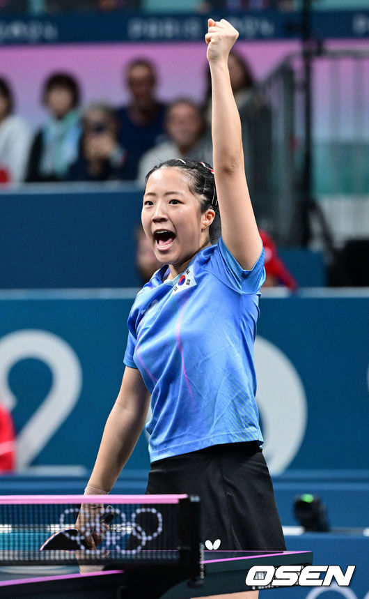 [OSEN=파리(프랑스), 최규한 기자] 1일 (한국시간) 프랑스 파리 사우스 파리 아레나 4에서 ‘2024 파리올림픽’ 탁구 여자 단식 8강 한국 신유빈과 일본 히라노 미우의 경기가 열렸다. 신유빈은 히라노를 상대로 7게임까지 가는 접전 끝에 4-3으로 이겼다. 신유빈은 3게임까지 가져오며 상승세를 이어갔다. 하지만 히라노의 기세도 만만치 않았다. 4게임부터 3게임 연속 상대를 압도했다. 7게임 들어 손에 땀을 쥐게 하는 접전 끝에 마지막에 웃었다. 신유빈이 득점에 환호하고 있다. 2024.08.01 / dreamer@osen.co.kr