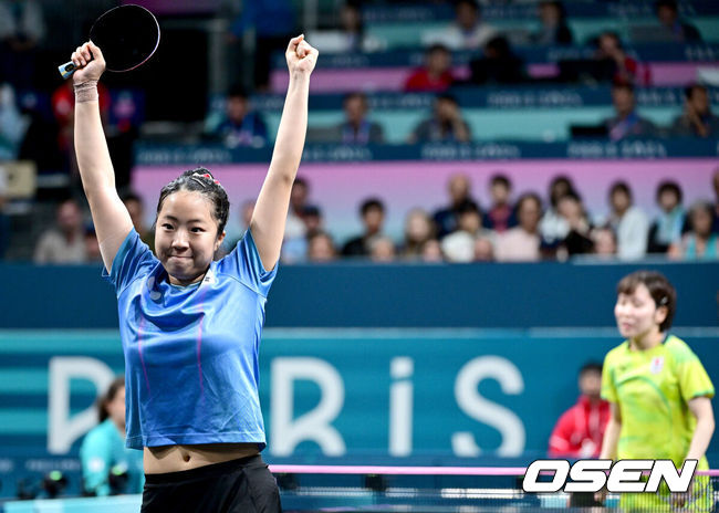 [OSEN=파리(프랑스), 최규한 기자] 1일 (한국시간) 프랑스 파리 사우스 파리 아레나 4에서 ‘2024 파리올림픽’ 탁구 여자 단식 8강 한국 신유빈과 일본 히라노 미우의 경기가 열렸다. 신유빈은 히라노를 상대로 7게임까지 가는 접전 끝에 4-3으로 이겼다. 신유빈은 3게임까지 가져오며 상승세를 이어갔다. 하지만 히라노의 기세도 만만치 않았다. 4게임부터 3게임 연속 상대를 압도했다. 7게임 들어 손에 땀을 쥐게 하는 접전 끝에 마지막에 웃었다. 신유빈이 득점에 환호하고 있다. 2024.08.01 / dreamer@osen.co.kr